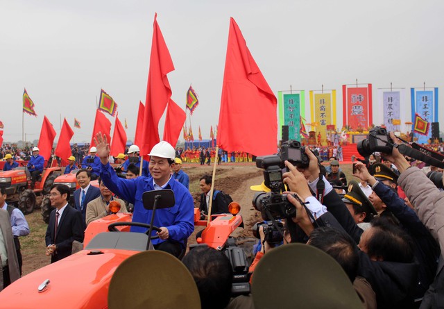 
Đồng thời, Chủ tịch nước Trần Đại Quang cũng xuống đồng lái máy cày hưởng ứng phong trào.
