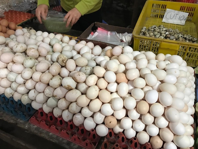 Trứng gia cầm đang giảm giá mạnh do nguồn cung dồi dào