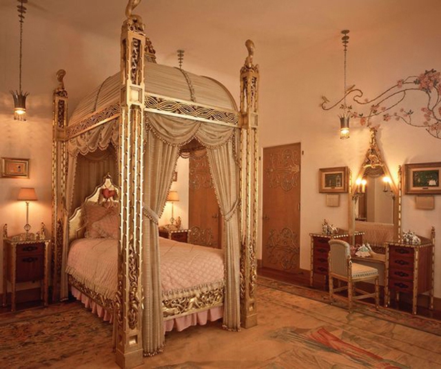 Một trong số 58 phòng ngủ có một chiếc giường cỡ lớn, với bốn chân giường bằng vàng và bộ bàn ghế trang điểm cùng phong cách.