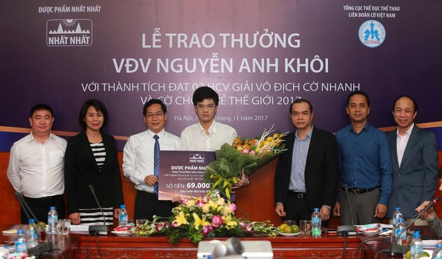 
Đại diện Dược phẩm Nhất Nhất trao thưởng cho kỳ thủ Nguyễn Anh Khôi
