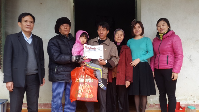 
PV Phương Thuận (thứ 2 bên phải) - đại diện chuyên mục Vòng tay Nhân ái cùng ông Dương Văn Giang và chị Dương Thị Đào đại diện chính quyền trao tiền ủng hộ cho gia đình anh Soái.
