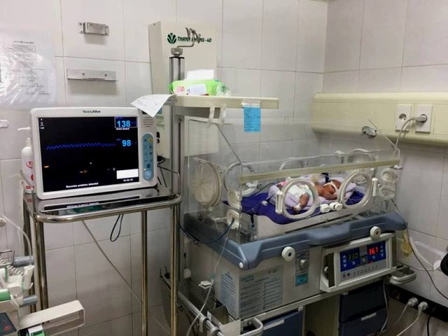 
Ca cấp cứu cứu sống bé T. sơ sinh tại Bệnh viện Sản Nhi tỉnh Quảng Ninh. Ảnh: T.Thiêm
