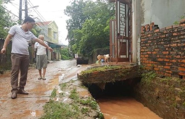 Vào trưa 14/8, trên đường đi học về cháu Diệp - học sinh lớp 6 ở TP. Hạ Long bị trượt chân xuống cống tử vong. Ảnh: N.Chiến