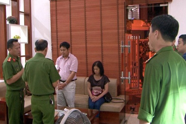 
Cơ quan CSĐT Công an tỉnh Quảng Ninh đọc lệnh bắt vợ chồng Hương và Bình. Ảnh: L.Giang
