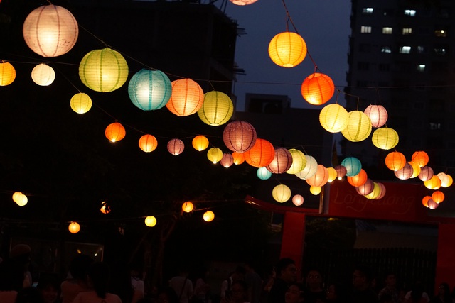 Không gian đầy màu sắc trong đêm “Trăng sáng trường Lương”.