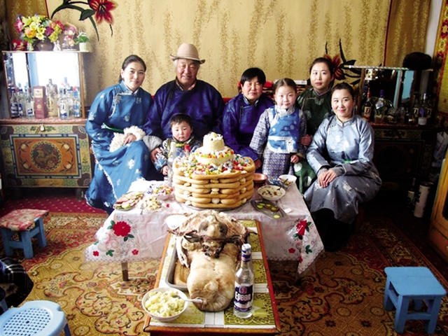 Người dân Mông cổ quây quần xum họp bên gia đình của mình trong ngày Tết cổ truyền. Ảnh: TL