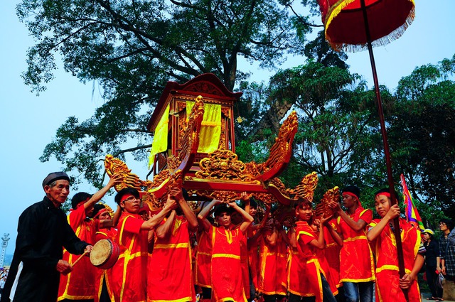 M&agrave;n rước kiệu uy nghi&ecirc;m, ho&agrave;nh tr&aacute;ng trong ng&agrave;y hội, lễ