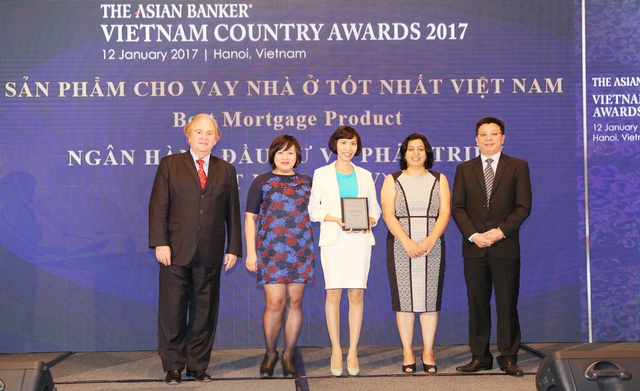 Đại diện Ban Phát triển Ngân hàng Bán lẻ BIDV nhận giải thưởng Ngân hàng có “Sản phẩm cho vay nhà ở tốt nhất Việt Nam” lần thứ 2.