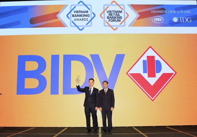 
Ông Nguyễn Mai Khanh - Giám đốc Ban Phát triển Ngân hàng Bán lẻ BIDV, nhận giải thưởng Ngân hàng Bán lẻ tiêu biểu nhất 2017.

