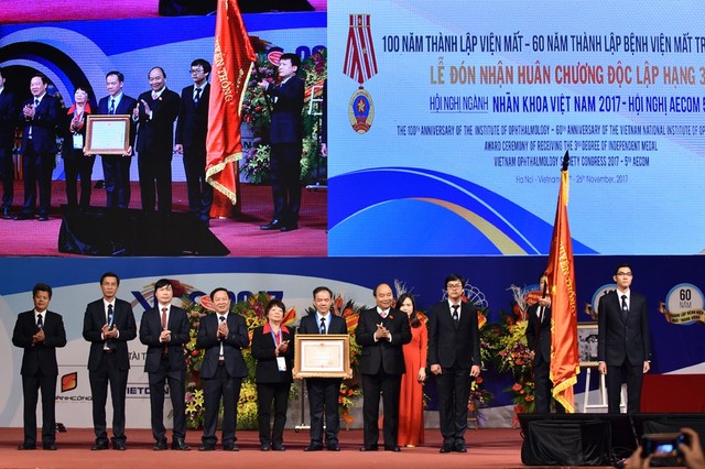 Thủ tướng Nguyễn Xuân Phúc đã trao Huân chương Độc lập Hạng Ba cho lãnh đạo Bệnh viện Mắt Trung ương.