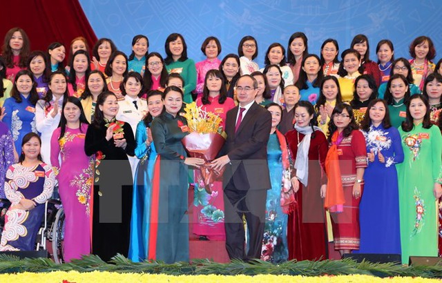 
Ông Nguyễn Thiện Nhân, Ủy viên Bộ Chính trị, Chủ tịch Ủy ban Trung ương Mặt trận Tổ quốc Việt Nam tặng hoa chúc mừng Ban Chấp hành Trung ương Hội Liên hiệp Phụ nữ Việt Nam khóa XII, nhiệm kỳ 2017-2022. Ảnh: TTXVN

 

