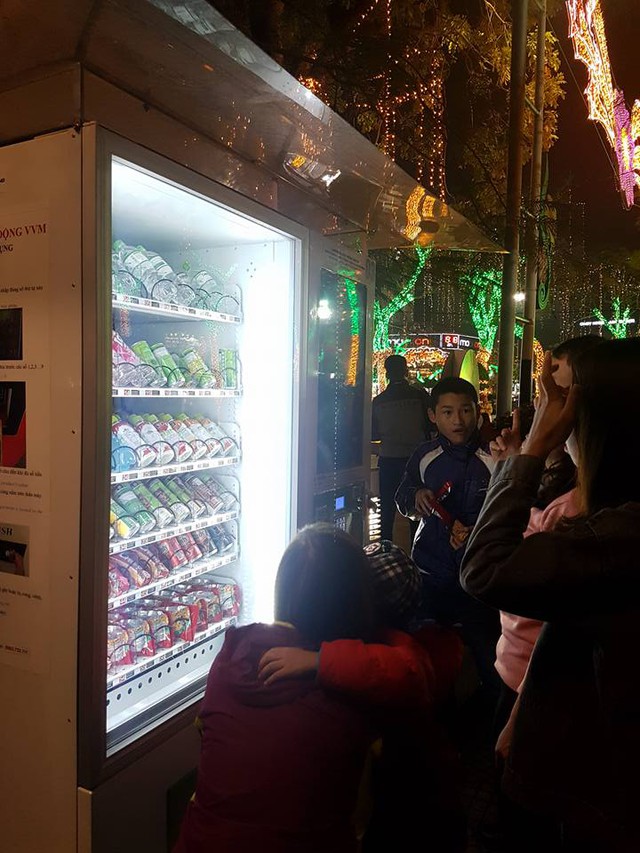 
Nhằm phục vụ người dân và du khách, quận Hồng Bàng bố trí hệ thống máy phục vụ đồ uống tự động ngay tại khuôn viên quảng trường Nhà hát

