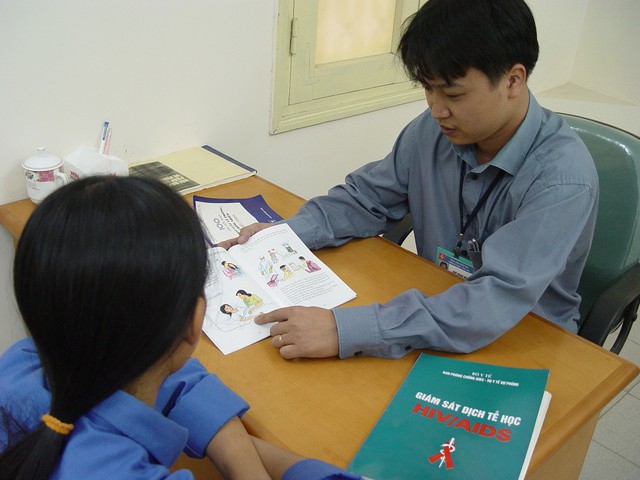 
Tư vấn cách phòng, chống HIV/AIDS. Ảnh: Chí Cường
