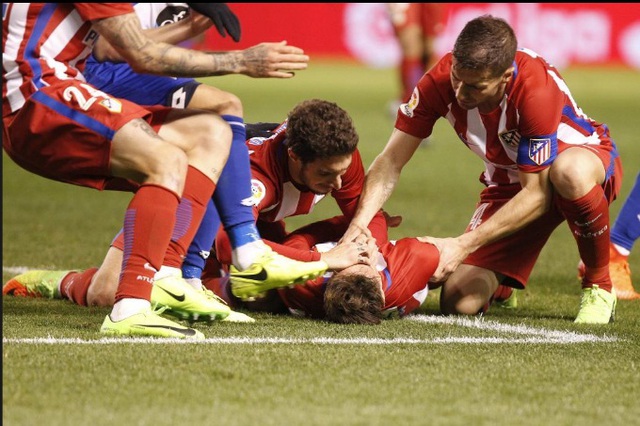 
Tình huống tụt lưỡi của Torres không phải là chuyện hiếm trong thể thao. Ảnh: TL
