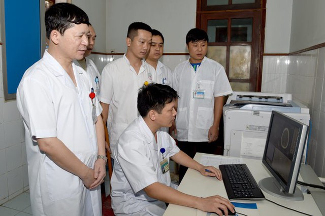 
Bác sỹ chuyên khoa II Phạm Quang Thanh (đứng bên trái), Giám đốc Bệnh viện Đa khoa tỉnh Tuyên Quang hội chẩn chụp cắt lớp vi tính 128 dãy với các y, bác sỹ Khoa Chẩn đoán hình ảnh.
