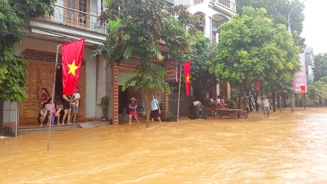 
Một số khu vực ở huyện Sơn Dương, tỉnh Tuyên Quang đã rơi vào cảnh ngập lụt do mưa to vào sáng nay (25/8). Ảnh Đào Thanh
