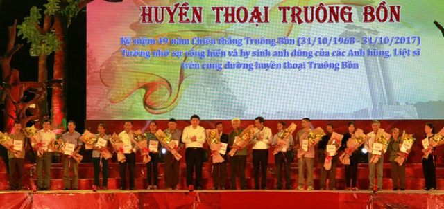 
Ban tổ chức tặng sổ tiết kiệm cho đại diện thân nhân 13 Anh hùng Liệt sĩ TNXP Truông Bồn.

 
