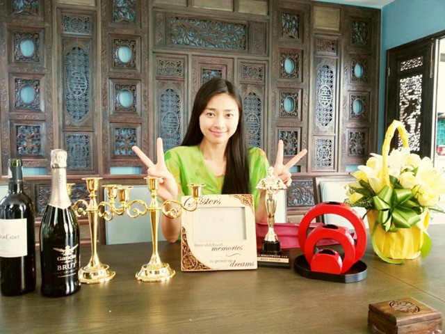Ngô Thanh Vân xinh đẹp tạo dáng bên những món quà được đồng nghiệp tặng
