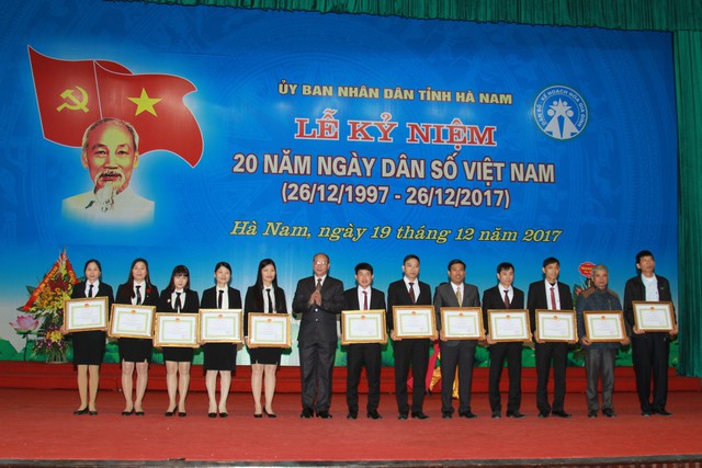 
Thay mặt lãnh đạo Bộ Y tế, ông Nguyễn Văn Tân trao kỷ niệm chương Vì sự nghiệp Dân số và tặng Bằng khen cho tập thể và cá nhân có thành tích xuất sắc.
