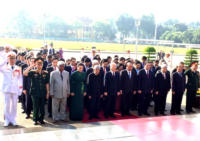 
Các đồng chí lãnh đạo Đảng, Nhà nước, MTTQ Việt Nam dâng hương tưởng niệm các anh hùng liệt sĩ và tới đặt vòng hoa, vào Lăng viếng Chủ tịch Hồ Chí Minh sáng 27/7. Ảnh CP
