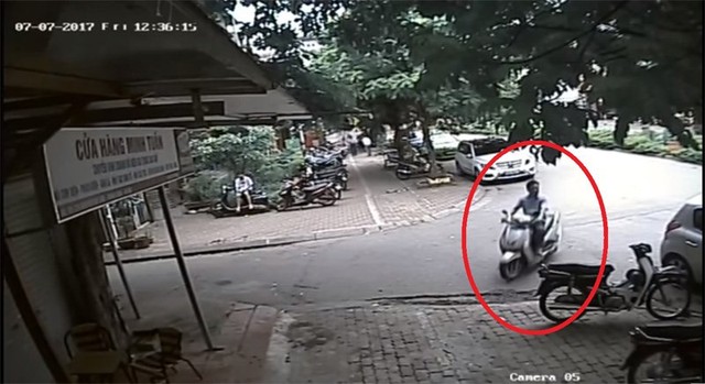 Ông Vũ Minh Lộ, Chủ tịch UBND phường Thanh Xuân Bắc đi xe máy không đội mũ bảo hiểm. Ảnh cắt từ clip