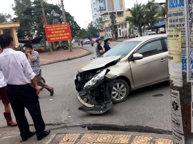 
Trước khi đâm chị Vân, xe taxi đã va chạm với xe ô tô Toyota Vios. Ảnh: K.Phong
