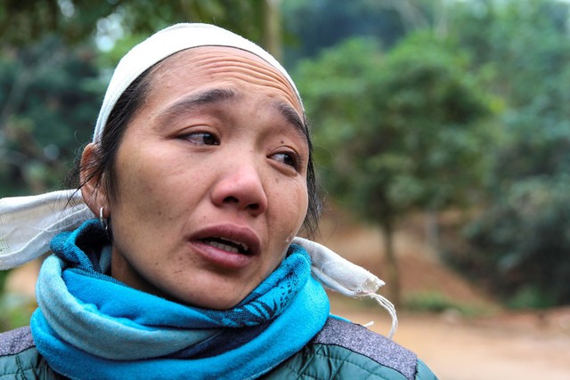 
Chị Đinh Thị Lân nước mắt ngắn dài khi kể về cuộc sống của gia đình sau ngày mất chồng.
