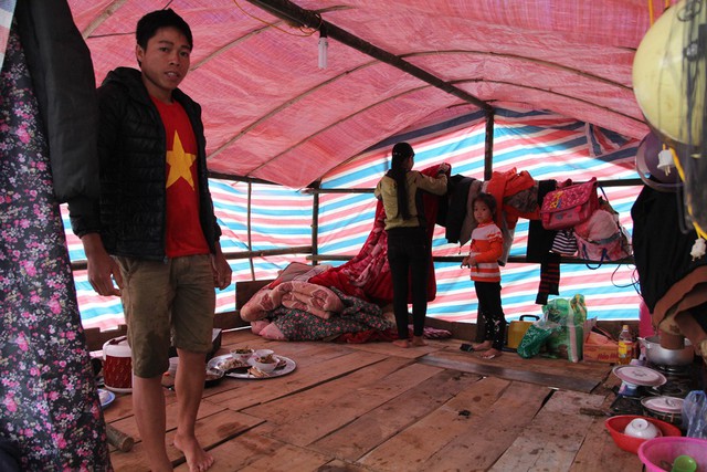 
Cuộc sống bên trong lán trại tạm ven Quốc lộ 6 của gia đình anh Bùi Văn Luân.     Ảnh:  Trần Tuấn
