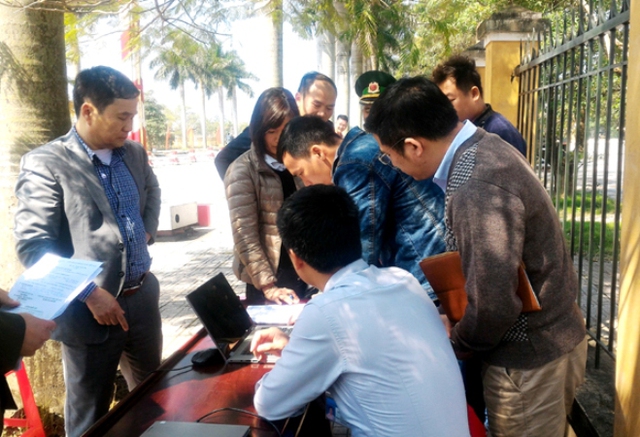 
Đoàn công tác liên ngành tỉnh Quảng Ninh xử phạt xe du lịch không có hướng dẫn viên. Ảnh: N.Huyền
