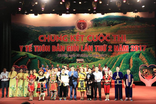 
Thứ trưởng Bộ Y tế Nguyễn Thanh Long trao giải Nhất cho đội Bắc Kạn
