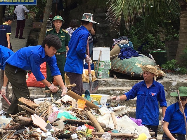 
Vận chuyển cây xanh lên đảo. Ảnh: Nhã Cầm


