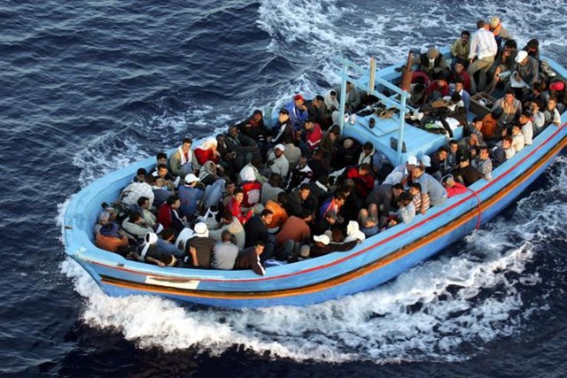 Hàng trăm người nhập cư từ Bắc Phi chen chúc trên thuyền với hy vọng cập bến châu Âu.