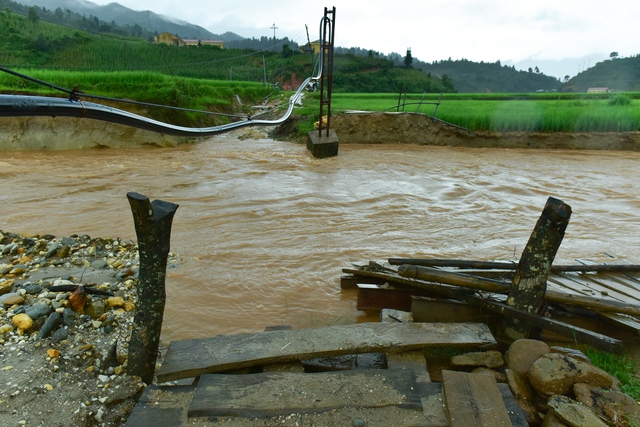 
Chỉ trong vòng chưa đầy 1 tháng, cây cầu gỗ tạm 2 lần bị lũ cuốn trôi (ngày gần nhất là vào 17/7). Cũng vì thế, người dân bản nghèo Mù Cang Chải rất nóng lòng đón cây cầu mới.
