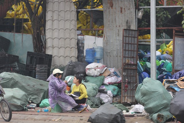 
Mua bán, tập kết phế liệu ngay lề đường ở Triều Khúc. Ảnh: H.Phương
