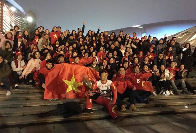 Cổ động viên Việt Nam cổ vũ cho U23 Việt Nam trận bán kết gặp Qatar tại thành phố Thường Châu. Ảnh:VNE