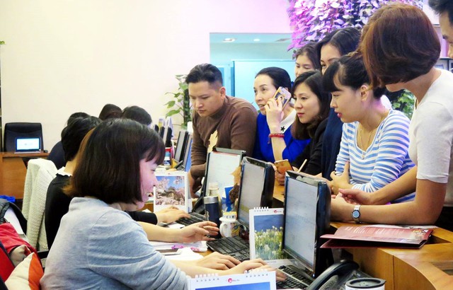 Rất nhiều người hâm mộ đã đến các công ty lữ hành đặt tour đi Trung Quốc để cổ vũ U23 Việt Nam. Ảnh: K.Oanh