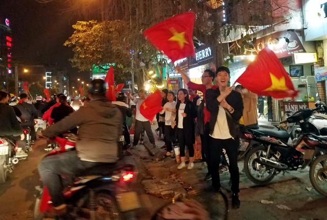 Những người bán cờ, băng rôn cũng có một ngày vui khi thu về lãi “khủng”.