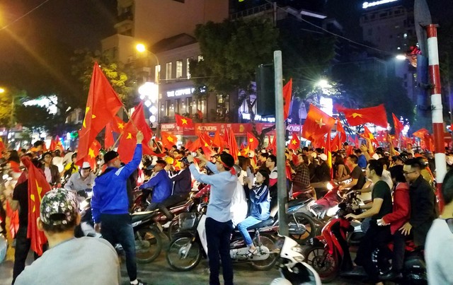 Lá cờ Tổ quốc rợp trời Hà Nội trong ngày U23 Việt Nam giành chiến thắng.