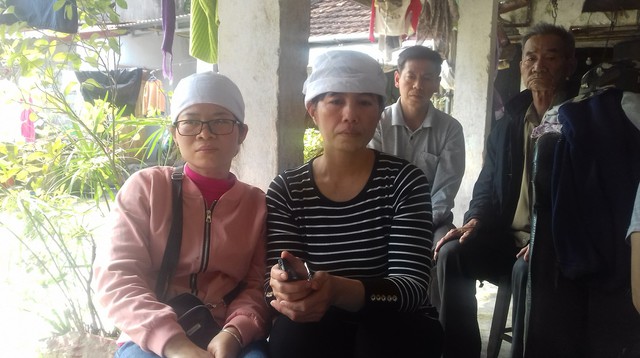 Chị Cao Thị Hồng (bên phải) và người thân cho biết những bất thường về cái chết của em mình. Ảnh: Ngọc Hưng