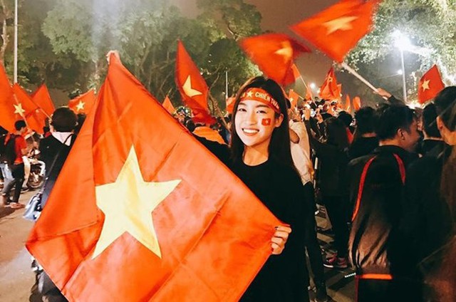 
Hoa hậu Đỗ Mỹ Linh cổ vũ nhiệt tình cho U23 Việt Nam
