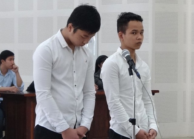 Tuấn (trái) và Tín tại phiên tòa. Ảnh: Giáp Hồ.