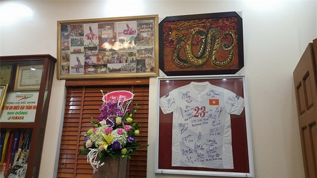 Chiếc áo mang số 23 - kỷ vật cuối bố nuôi để lại cho Quang Hải. Ảnh: Diệu Bình