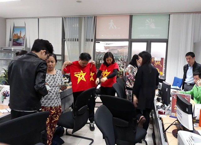 Du khách đến làm thủ tục mua tour tại một công ty lữ hành ở Hà Nội (ảnh Phùng Quang Thắng)