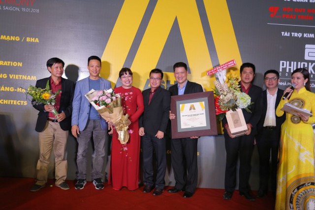 
Đại diện Nhà phát triển công trình xanh Phuc Khang Corporation được trao danh hiệu “Developer of the year” – Ashui Awards 2017.
