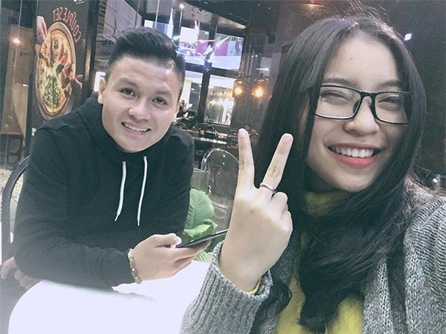 Quang Hải và bạn gái.