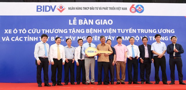 &ldquo;Những m&oacute;n qu&agrave; nh&acirc;n văn&rdquo; đ&oacute; l&agrave; c&aacute;ch gọi của GS-TS Nguyễn Anh Tr&iacute;, nguy&ecirc;n l&agrave; Viện trưởng Viện Huyết học - Truyền m&aacute;u T.Ư &ndash; khi n&oacute;i về những chiếc xe cứu thương được BIDV trao tặng dịp th&aacute;ng 5/2017.