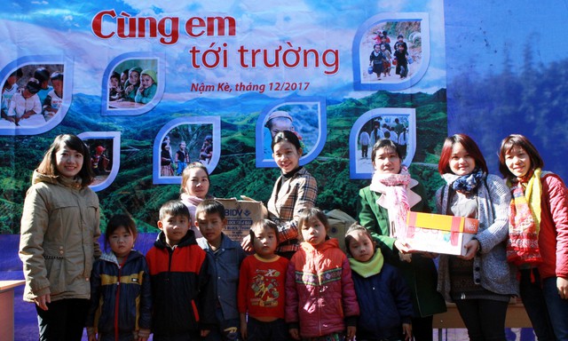 C&aacute;n bộ đo&agrave;n vi&ecirc;n thanh ni&ecirc;n BIDV hội sở ch&iacute;nh trong chuyến từ thiện tại huyện Mường Nh&eacute;