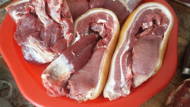 
Thịt lợn sau khi mổ rất khó phân biệt.
