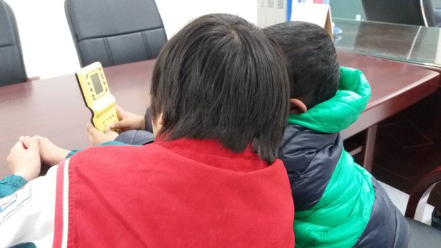 Hai b&eacute; hồn nhi&ecirc;n sau một đ&ecirc;m lưu lạc
