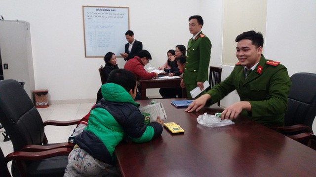 C&aacute;n bộ C&ocirc;ng an phường Minh Khai đang chăm s&oacute;c hai b&eacute;